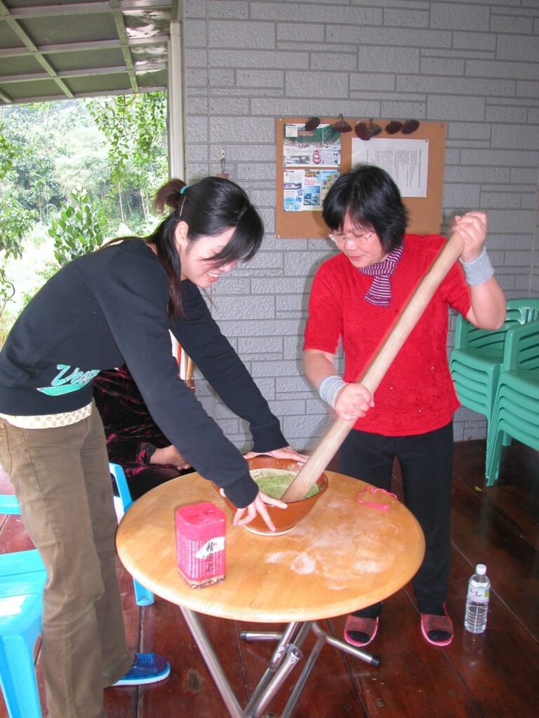 民國90年代,照片提供者彭偉中的母親曾接受新加坡衛星電視訪問,在豐濱「後湖水月」民宿「擂茶」示範